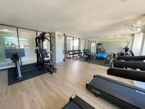 Fitness centrum a/nebo fitness zařízení v ubytování The Royal P Phuket - SHA Plus