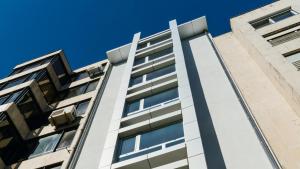 un edificio de apartamentos contra un cielo azul en room Select Porto Suites, en Oporto