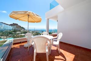 Bazén v ubytovaní Apartamentos Río Piedras alebo v jeho blízkosti