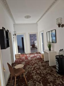 uma sala de estar com uma cadeira e uma mesa em Hipster suites - Chez Axelle - em Colmar