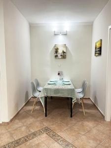a dining room with a table and two chairs at eva's villas 2室温馨庭院拥有私家停车位 in Glyka Nera