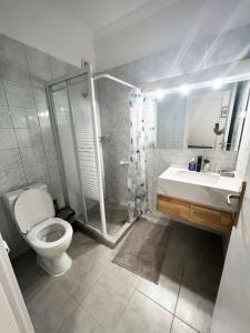 een badkamer met een toilet, een douche en een wastafel bij eva's villas 2室温馨庭院拥有私家停车位 in Glyka Nera