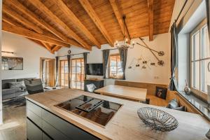 TV a/nebo společenská místnost v ubytování Dachstein West Apartment T5