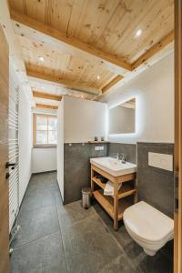 Koupelna v ubytování Dachstein West Apartment T5 + 16 fotografií