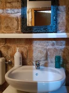 モルフェッタにあるCasa Vacanza Al Torrioneのバスルーム(洗面台、鏡付)
