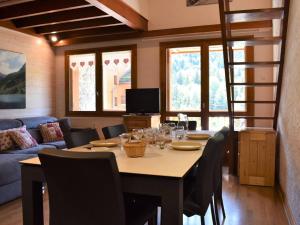 a dining room with a table with chairs and a couch at Appartement cosy 8 pers. Méribel Centre, proche pistes, internet inclus - FR-1-180-184 in Méribel