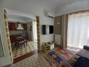 Televízia a/alebo spoločenská miestnosť v ubytovaní Vittorio Emanuele Appartamenti George