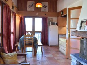 una cucina con un tavolo e una sala da pranzo di Chalet à Méribel: 5 pièces, 8-10 pers, proche remontées, pistes et commerces, parking inclus - FR-1-180-188 a Méribel
