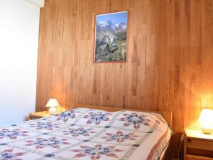 een slaapkamer met een bed en een foto aan de muur bij Chalet Méribel, 5 pièces, 10 personnes - FR-1-180-188 in Méribel