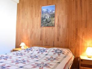 una camera da letto con un letto e un quadro sul muro di Chalet à Méribel: 5 pièces, 8-10 pers, proche remontées, pistes et commerces, parking inclus - FR-1-180-188 a Méribel
