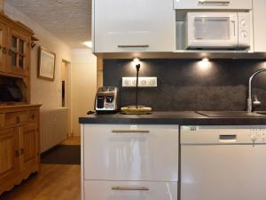 A cozinha ou kitchenette de Appartement Méribel, 5 pièces, 8 personnes - FR-1-180-184