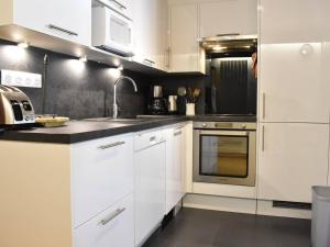 A cozinha ou kitchenette de Appartement Méribel, 5 pièces, 8 personnes - FR-1-180-184