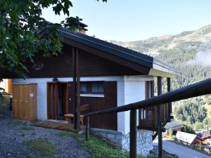 un piccolo edificio con portico e balcone di Chalet à Méribel: 5 pièces, 8-10 pers, proche remontées, pistes et commerces, parking inclus - FR-1-180-188 a Méribel