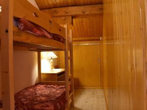 a room with two bunk beds and a table with a lamp at Appartement cosy 8 pers. Méribel Centre, proche pistes, internet inclus - FR-1-180-184 in Méribel