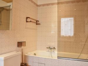 Ένα μπάνιο στο Appartement chaleureux 4 pièces, accès direct aux pistes, proche commerces et services, parking couvert - FR-1-180-178 +22 φωτογραφίες