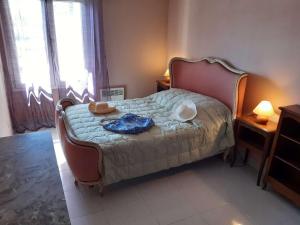 um quarto com uma cama com um chapéu em Appartement Fréjus, 2 pièces, 4 personnes - FR-1-226A-29 em Fréjus