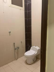 هوتيل حايل للشقق المفروشة يتوفر شهري سنوي في حائل: حمام مع مرحاض أبيض في كشك