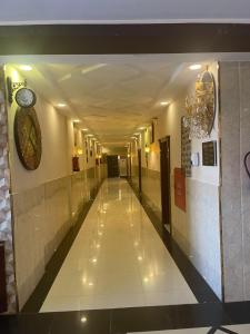 a hallway in a building with a clock on the wall at هوتيل حايل للشقق المفروشة يتوفر شهري سنوي in Hail