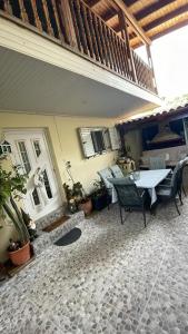 Balkón nebo terasa v ubytování Μεζονέτα 100τμ επί της Λ.Ευελπιδων στη Βάρη + 37 fotografií