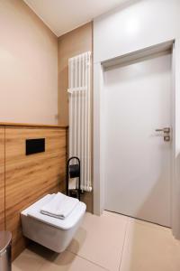 een badkamer met een toilet en een schuifdeur bij 7th Floor Atelier Praga Studio in Warschau