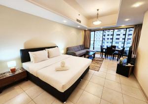 迪拜RH- Cozy Studio, Al Waleed , Cluster R, JLT的一间带床和餐厅的酒店房间