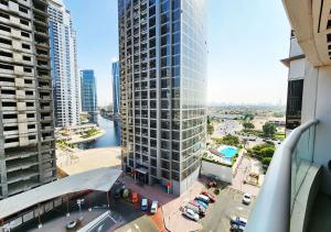 een luchtzicht op een hoog gebouw in een stad bij RH- Cozy Studio, Al Waleed , Cluster R, JLT in Dubai