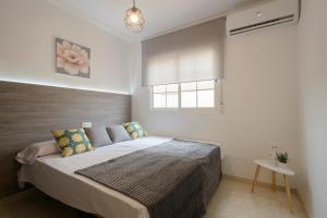 um quarto com uma cama grande num quarto em DUPLEX VISTANEVADA MARACENA em Maracena