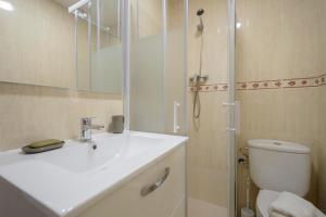 a bathroom with a toilet and a sink and a shower at DUPLEX VISTANEVADA MARACENA in Maracena +11 photos