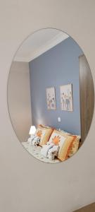 uno specchio in una stanza con un letto in una camera da letto di Central Apartment a Salonicco