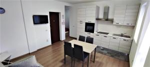 cocina con mesa y sillas en una habitación en EDO'S, en Borşa