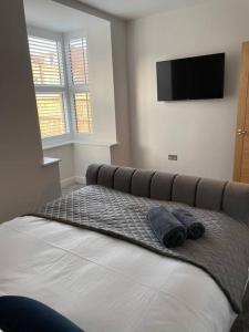 un letto con due cuscini sopra in una camera da letto di Boutique Luxury Apartment, High St, Henley-in-Arden a Henley-in-Arden