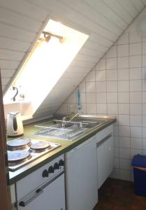 uma cozinha com um lavatório e um fogão forno superior em Freiburg Citywohnung em Friburgo em Brisgóvia