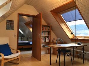 Cette chambre mansardée comprend un bureau et un lit. dans l'établissement Freiburg Citywohnung, à Fribourg-en-Brisgau