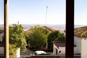 aus einem Fenster mit Stadtblick in der Unterkunft Casa Xanadu Carmona - Apartments in villa with panoramic views in Carmona