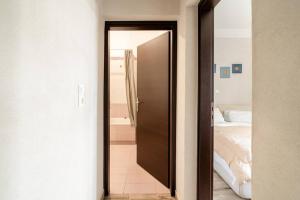drzwi prowadzące do sypialni z łóżkiem w obiekcie Amazing House with Jacuzzi and Huge PVT Garden w Atenach