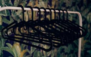 a black towel rack in front of a wall at Studio WOKU in Świebodzice +2 photos