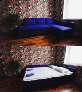 sala de estar con sofá azul y papel pintado con motivos florales en WOKU Studio - apartament en Świebodzice