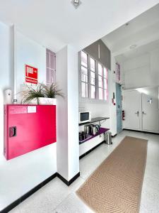 cocina grande con armario rojo en una habitación en Pensión Peiró, en Barcelona