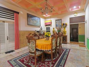 OYO 2899 Ardilia Bandara Syariah في جامبي: غرفة طعام مع طاولة وكراسي