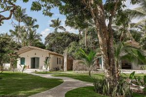 einen Weg zu einem Haus mit Palmen in der Unterkunft Vila Oyá - praia de algodões in Marau