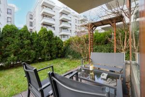 un balcón con mesa y sillas y un edificio en Poznań City Centre Osiedle Galileo Apartment by Renters en Poznan