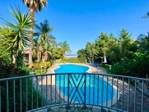 vistas a la piscina desde el balcón de un complejo en Villa Talìa, en Carini