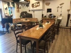 a dining room with wooden tables and chairs at Bio-Ferienweingut Leyendecker in Kattenes