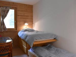 een slaapkamer met 2 stapelbedden en een raam bij Appartement Méribel, 3 pièces, 6 personnes - FR-1-180-129 in Méribel