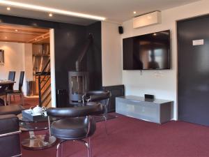 ein Wartezimmer mit Stühlen und einem Flachbild-TV in der Unterkunft Appartement Méribel, 6 pièces, 10 personnes - FR-1-180-133 in Méribel