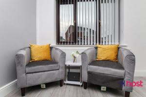 Uma área de estar em Host Liverpool - Cosy Family Home, Parking, Liverpool