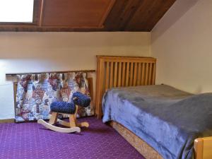 ein Schlafzimmer mit einem Bett, einem Stuhl und einem Fenster in der Unterkunft Appartement Méribel, 6 pièces, 10 personnes - FR-1-180-133 in Méribel