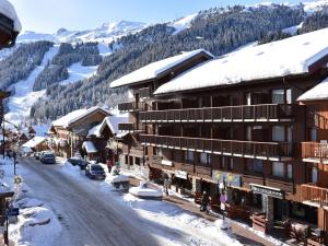 eine Straße in einem Skigebiet mit schneebedeckten Gebäuden in der Unterkunft Appartement Méribel, 6 pièces, 10 personnes - FR-1-180-133 in Méribel