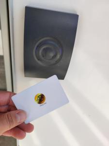 une main tenant un morceau de papier avec une abeille dessus dans l'établissement Berg'hotel, à Socx