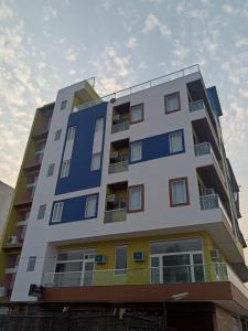 un grand bâtiment bleu et blanc dans l'établissement Om hotel, à Rohtak